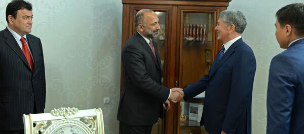 Президент КР Алмазбек Атамбаев на встрече с секретарем Совета национальной безопасности Афганистана Мохаммадом Ханиф Атмаром - Sputnik Кыргызстан