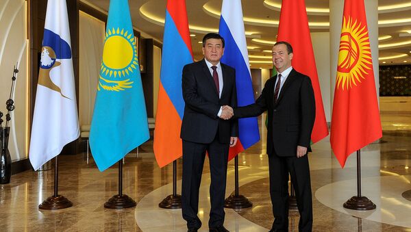 Премьер-министр Кыргызстана Сооронбай Жээнбеков во время встречи с председателем кабмина России Дмитрием Медведевым - Sputnik Кыргызстан