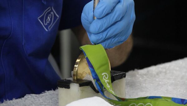 Как делают олимпийские медали для ОИ-2016 в Рио-де-Жанейро - Sputnik Кыргызстан