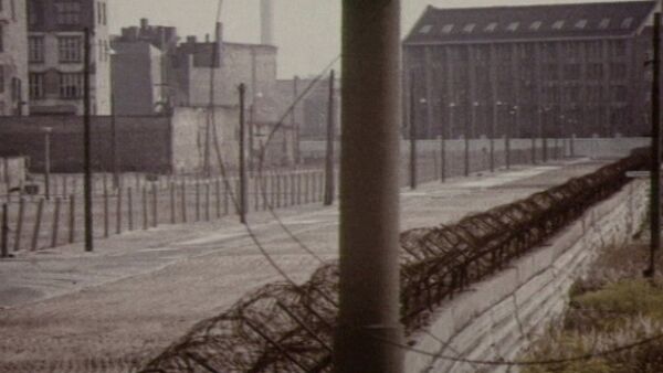 Берлинская стена, на тридцать лет разделившая немецкий народ. Архив - Sputnik Кыргызстан