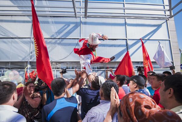 Встреча олимпийцев сборной Кыргызстана в аэропорту Манас из Рио - Sputnik Кыргызстан