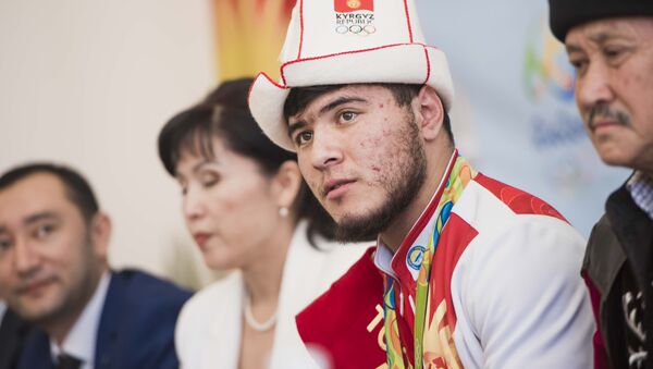 Встреча бронзового призера Олимпиады в Рио Иззата Артыкова в аэропорту Манас - Sputnik Кыргызстан
