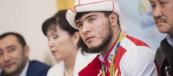 Бронзовый призер Олимпиады-2016 тяжелоатлет Иззат Артыков - Sputnik Кыргызстан