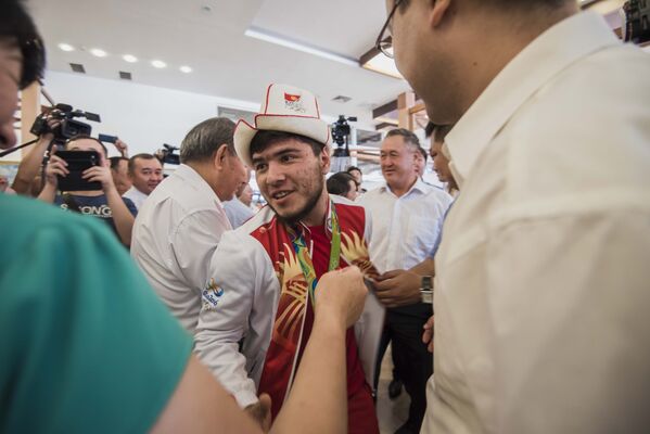 Встреча олимпийцев Кыргызстана в аэропорту Манас - Sputnik Кыргызстан