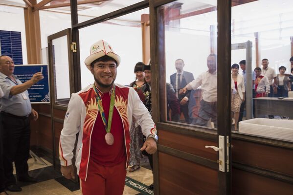 Встреча олимпийцев Кыргызстана в аэропорту Манас - Sputnik Кыргызстан