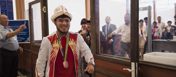 Встреча бронзового призера Олимпиады в Рио Иззата Артыкова и тренера в аэропорту Манас - Sputnik Кыргызстан