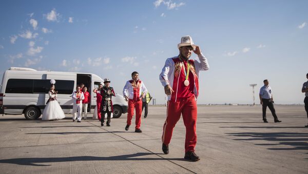 Олимпийцы Кыргызстана в аэропорту Манас по возвращении из Рио - Sputnik Кыргызстан