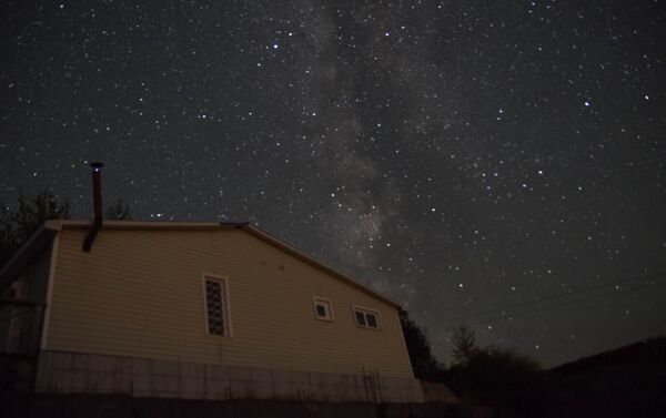 Удалось запечатлеть Млечный Путь над ущельем Оруу-Сай, а за несколько дней до этого над заброшенным зданием в верховьях Ала-Арчинского ущелья - Sputnik Кыргызстан