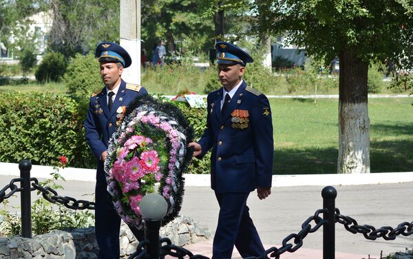 Военнослужащие, почетные гости и ветераны возложили венки и цветы к Вечному огню и мемориалу памяти авиаторов, павших в боях за Родину - Sputnik Кыргызстан