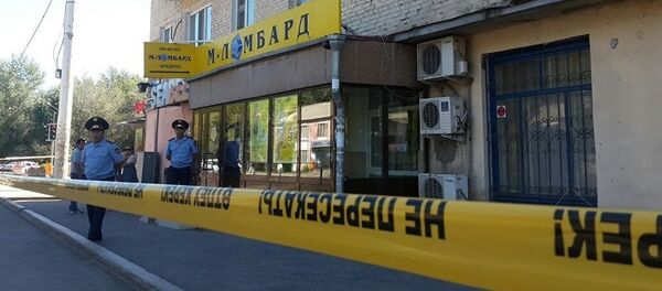 Сотрудники полиции Казахстана у ломбарда где неизвестный захватил заложников - Sputnik Кыргызстан