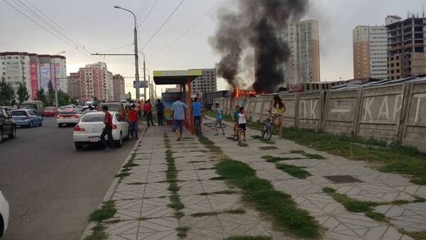 Люди у горящего бензовоза марки КамАЗ в Джале - Sputnik Кыргызстан
