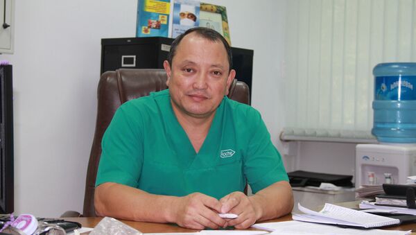 Известный хирург, глава Бишкекского научно-исследовательского центра травматологии и ортопедии Сабырбек Жумабеков  - Sputnik Кыргызстан