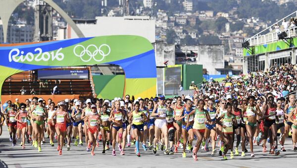 Участницы олимпийских игр по марафону среди женщин во время забега - Sputnik Кыргызстан