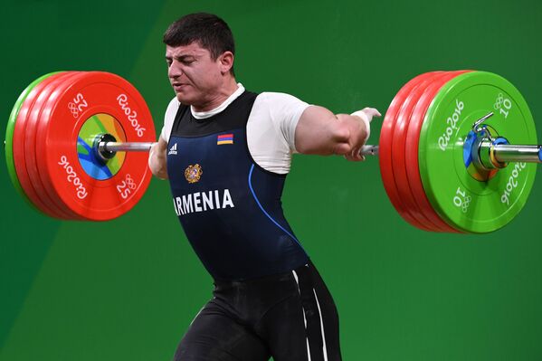 Травма тяжелоатлета из Армении Андраника Карапетяна на Олимпийских играх в Рио-де-Жанейро - Sputnik Кыргызстан