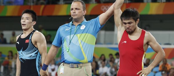 Борец греко-римского стиля из Кыргызстана Арсен Эралиев во время схватки с китайцем Ван Люминем. Архивное фото - Sputnik Кыргызстан