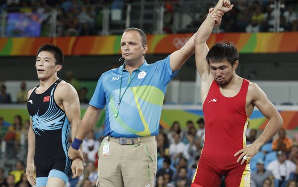 Ранее кыргызстанец в утешительной схватке одолел спортсмена из Китая Ван Луминя и стал претендентом на бронзовую медаль - Sputnik Кыргызстан
