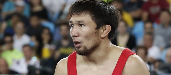 Борец греко-римского стиля из Кыргызстана Арсен Эралиев во время схватки за бронзовую медаль с соперником из Узбекистана - Sputnik Кыргызстан