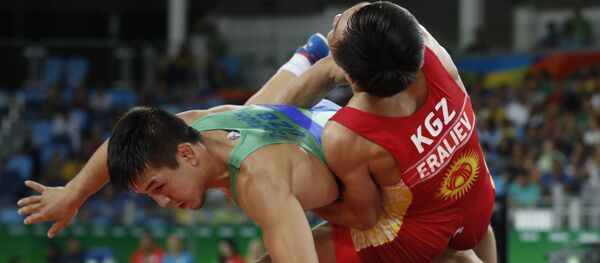 Борец греко-римского стиля из Кыргызстана Арсен Эралиев во время схватки за бронзовую медаль с соперником из Узбекистана - Sputnik Кыргызстан