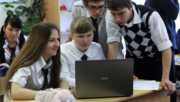Ученики за использованием ноутбука. Архивное фото - Sputnik Кыргызстан