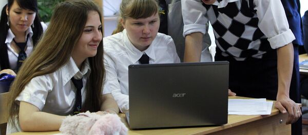 Ученики за использованием ноутбука. Архивное фото - Sputnik Кыргызстан