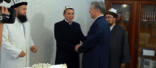 Президент Кыргызской Республики Алмазбек Атамбаев принял духовенство ДУМК - Sputnik Кыргызстан