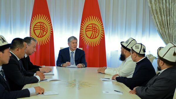 Президент Алмазбек Атамбаев өлкөнүн муфтийи Максат ажы Токтомушев баштаган диний аалымдарды кабыл алуу учурунда - Sputnik Кыргызстан