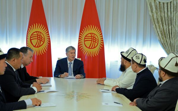 Президент Алмазбек Атамбаев принял руководителей муфтията Кыргызстана и религиозных деятелей, сообщила пресс-служба главы государства. - Sputnik Кыргызстан