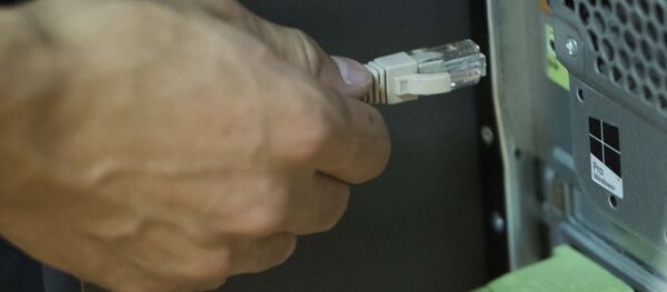 Мужчина отсоединяет интернет кабель от компьютера. Архивное фото - Sputnik Кыргызстан