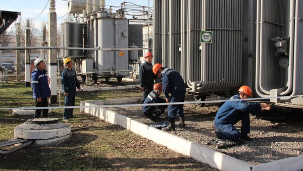 Сотрудники ОАО Национальная электрическая сеть Кыргызстана проводят ремонт высоковольтных подстанций - Sputnik Кыргызстан