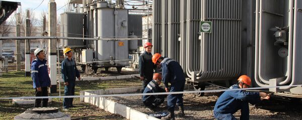 Сотрудники ОАО Национальная электрическая сеть Кыргызстана проводят ремонт высоковольтных подстанций - Sputnik Кыргызстан