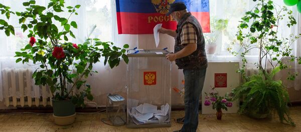 Избиратель во время голосования в России. Архивное фото - Sputnik Кыргызстан