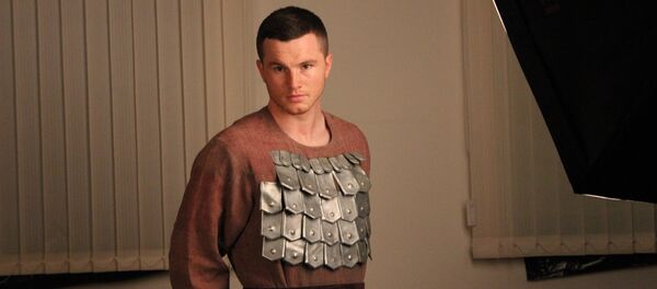 Защитник сборной Кыргызстана по футболу Виктор Майер в воинских доспехах - Sputnik Кыргызстан