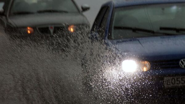 Машины едут по затопленной дороге. Архивное фото  - Sputnik Кыргызстан