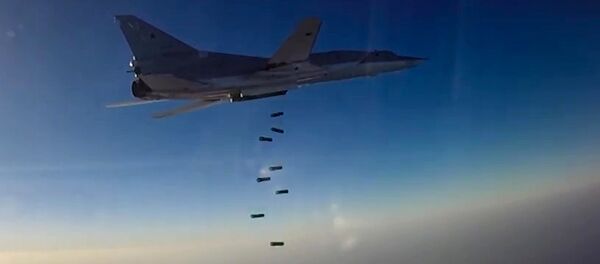 Дальний бомбардировщик ВКС РФ Ту-22М3 во время нанесения бомбовых авиаударов по объектам ИГ. Архивное фото - Sputnik Кыргызстан