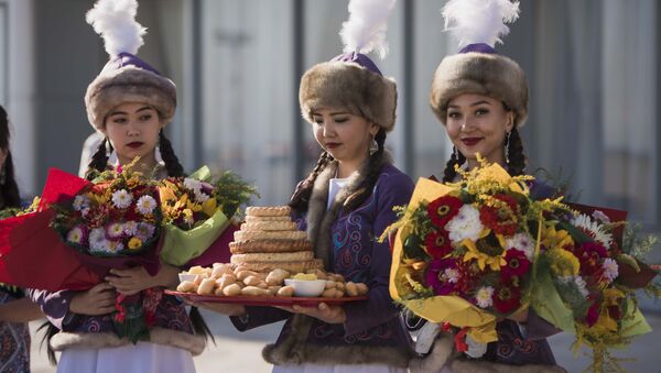 Девушки в национальных костюмах. Архивное фото - Sputnik Кыргызстан