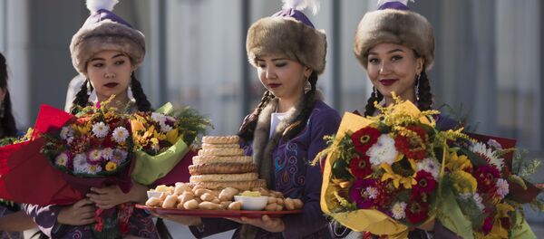 Девушки в национальных костюмах встречают гостей. Архивное фото Девушки в национальных костюмах встречают гостей. Архивное фото - Sputnik Кыргызстан