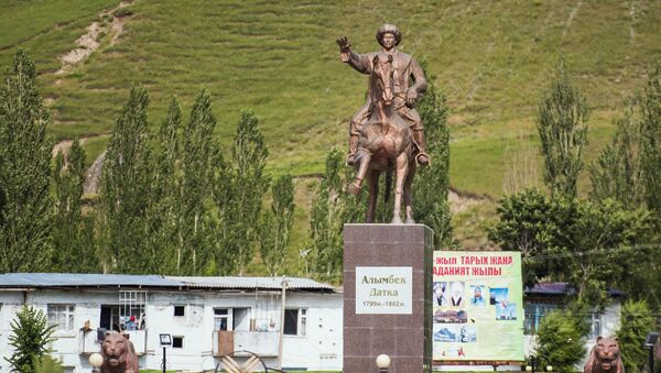 Статуя Алымбек-Датке в Алайском районе. Архивное фото - Sputnik Кыргызстан