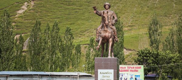 Алымбек-Датканын Алайдагы эстелиги. Архив - Sputnik Кыргызстан