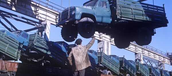 Фрунзенский автосборочный завод. Погрузка автосамосвалов марки ГАЗ-53Б. Архивное фото - Sputnik Кыргызстан