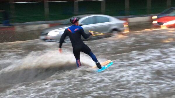 Водные виды спорта на улицах Москвы - как развлекаются россияне в непогоду - Sputnik Кыргызстан