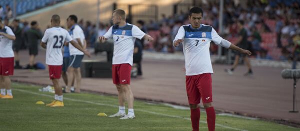 Футболчулар Азамат Байматов жана Валерий Кичин машыгуу убагында - Sputnik Кыргызстан