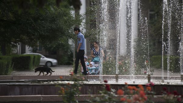 Мужчина возле фонтана в центре Бишкека. Архивное фото - Sputnik Кыргызстан