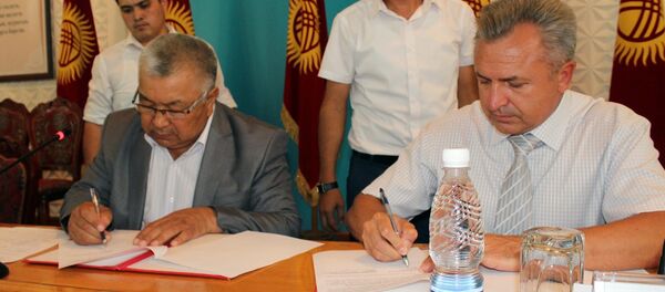 Подписан меморандум о сотрудничестве Российско- Кыргызского фонда развития (РКФР) с полномочным представительством правительства в Баткенской области - Sputnik Кыргызстан