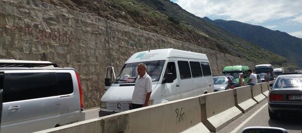 Боом капчыгайындагы таштарды кулатуу учурунда жол тыгын - Sputnik Кыргызстан