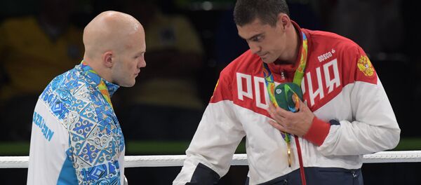 Призеры соревнований по боксу среди мужчин в весовой категории до 91 кг на церемонии награждения XXXI летних Олимпийских игр (слева направо): Василий Левит (Казахстан) - серебряная медаль, Евгений Тищенко (Россия) - золотая медаль. - Sputnik Кыргызстан