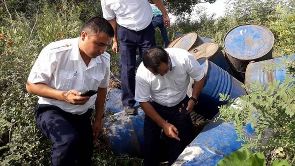 Сотрудники Госэкотехинспекции осматривают ядовитые бочки найденные вблизи Бишкека - Sputnik Кыргызстан