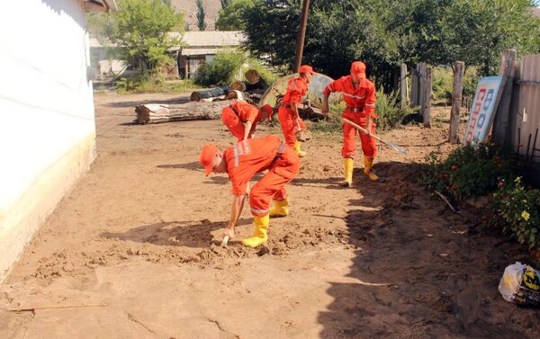 Были затоплены улицы, приблизительно 70 жилых домов, земельные участки и несколько кафе - Sputnik Кыргызстан