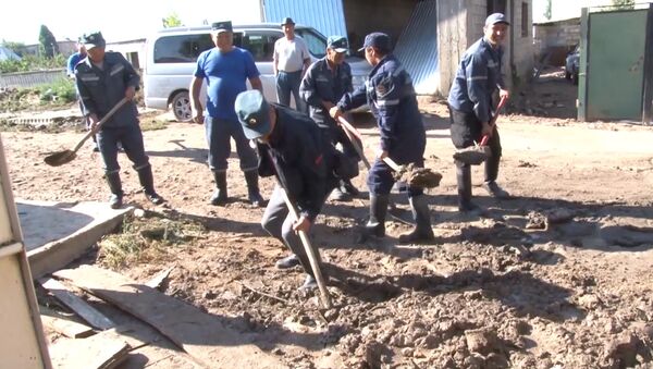 Спасатели МЧС лопатами убирали грязь после селя в Чолпон-Ате - Sputnik Кыргызстан
