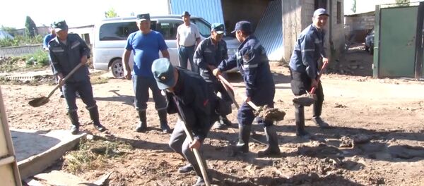 Спасатели МЧС лопатами убирали грязь после селя в Чолпон-Ате - Sputnik Кыргызстан