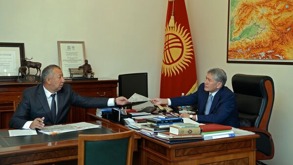 Президент Алмазбек Атамбаев жана өзгөчө кырдаалдар министри Кубатбек Боронов. - Sputnik Кыргызстан